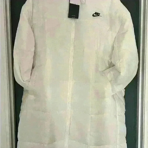 Women’s Classic Nike Puffer It’s a puffer if it’s bigger than norm doesn’t mat. - Picture 2 of 12